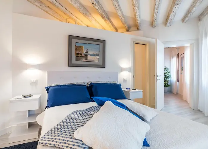 Biennale 1 & 2, Elegant s 15 Min Walk From St Marks Square - Venice Heaven s Collection
